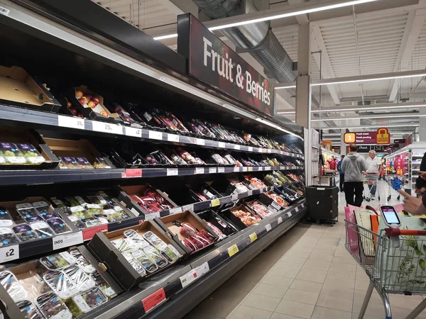 Londen, Uk - 7 oktober: Fruit en bessen op plank verkocht in supermarkt op 7 oktober 2019 in Londen, Uk. — Stockfoto