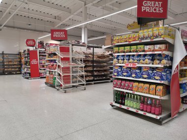 Londra, Uk - 7 Ekim: Süpermarket arka planının iç görünümü 7 Ekim 2019 'da Londra, Uk.