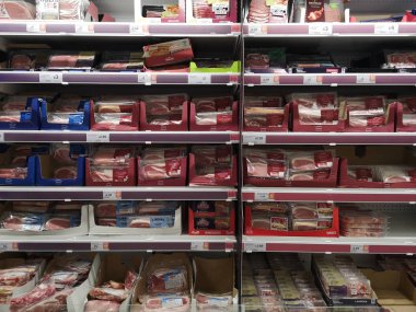 Londra, Uk - 7 Ekim: 7 Ekim 2019 'da Londra, Uk' ta bir süpermarkette farklı türde önceden paketlenmiş et gösterimi.