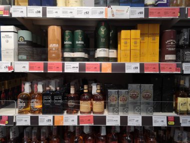 Londra, Uk - 7 Ekim 2019 'da Londra, Uk' ta süpermarkette alkollü içeceklerle raflar.
