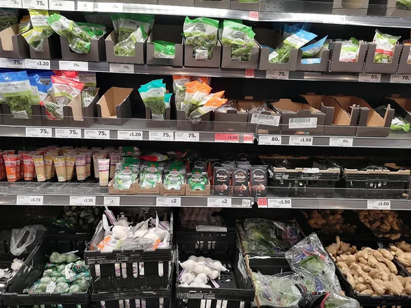 LONDRES, RU - 7 OCTOBRE : section légumes sur étagère vendue en supermarché le 7 octobre 2019 à Londres, RU . — Photo
