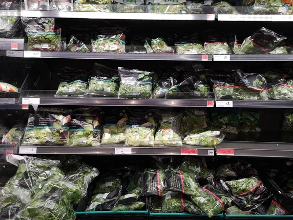 LONDRES, Reino Unido - 7 DE OCTUBRE: Variedad de materias primas frescas en el supermercado local el 7 de octubre de 2019 en Londres, Reino Unido . — Foto de Stock