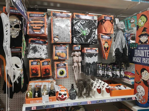 LONDRES, Reino Unido - 12 DE OCTUBRE: artículos de Halloween en el estante vendido en el supermercado el 12 de octubre de 2019 en Londres, Reino Unido . —  Fotos de Stock