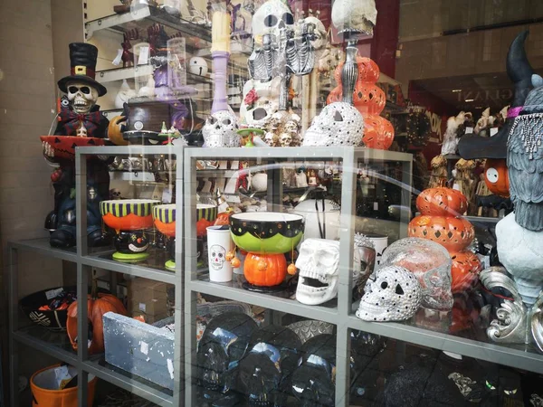 London, uk - oktober 12: vorführung des halloween festivals vor dem shop am oktober 12, 2019 in london, uk. — Stockfoto