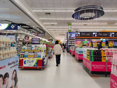 CHIANG RAI, THAILAND - 9 Haziran 2020 'de Chiang Rai, Tayland' da süpermarkette yürüyen tanımlanamayan Asyalı kadın.