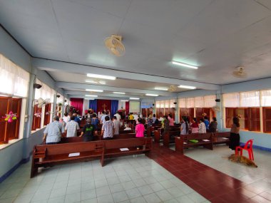CHIANG RAI, THAILAND - 14 Haziran 2020 'de Chiang Rai, Tayland' da Covid-19 pandemik koronavirüsü nedeniyle Pazar ayinlerinde sosyal mesafeler.