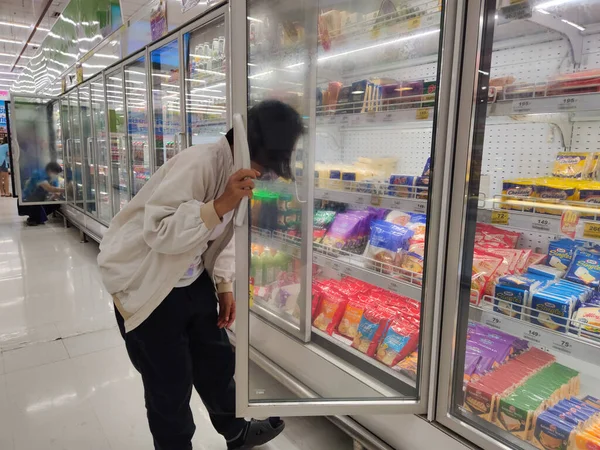 Thailand June9 2020年6月9日在泰国清莱超市选择冷冻食品的身份不明的亚洲女人 — 图库照片
