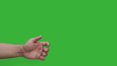 Krom anahtar yeşil ekran arka planında izole edilmiş Asyalı adamın baş parmak işareti gösteren eli..