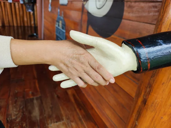 Close Handshake Entre Asiático Mão Feminina Escultura — Fotografia de Stock