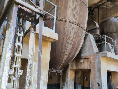 Tayland 'da terk edilmiş eski bir fabrikada eski, harap metal yapılar.