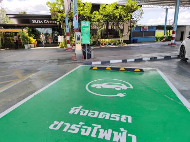 KANCHANABURI, THAILAND - 23 Temmuz 2020 'de Kanchanaburi, Tayland' da elektrik yükleme istasyonu. Yatay fotoğraf.