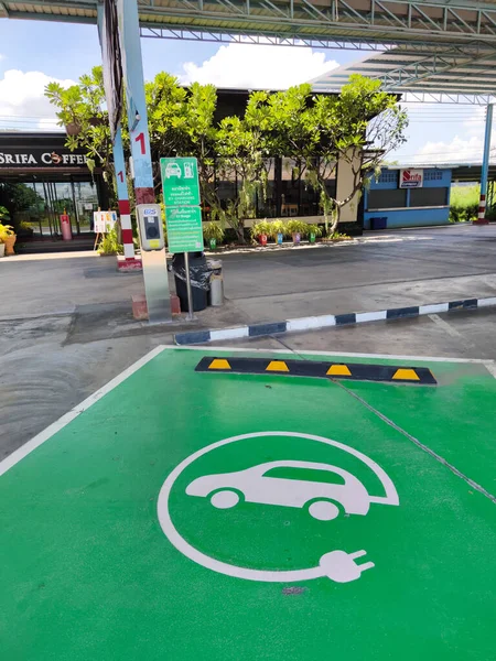 カンチャナブリ県 2020年7月23日タイ カンチャナブリ県で電気自動車 充電ステーション 垂直写真 — ストック写真