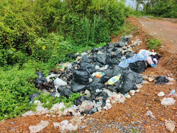 NAN, THAILAND - 4 Eylül: 4 Eylül 2020 'de Nan, Tayland' da dağ yolundaki çöp yığını.