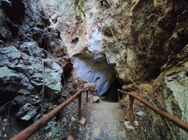 Foto Horizontal Entrada Cueva Con Pasamanos Thaailand — Foto de Stock