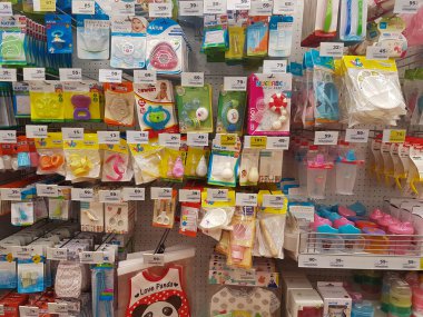 CHIANG RAI, THAILAND 3 Eylül: 3 Eylül 2020 'de Chiang Rai, Tayland' da süpermarkette yeni doğan bebek için ürün.