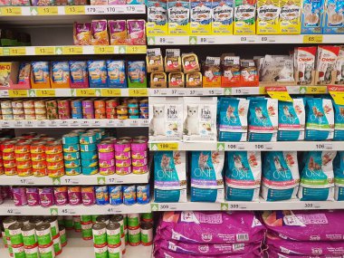 CHIANG RAI, THAILAND - 3 Eylül 2020 'de Tayland' ın Chiang Rai şehrinde hayvan süpermarket raflarında köpek maması ürünleri.