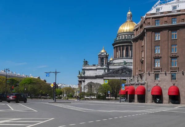 Petersburg Russia May 2020 View Isaac Cathedral Isaac Square People — Stock Photo, Image