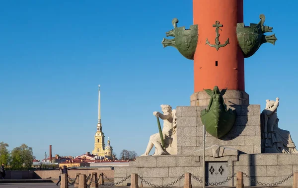 St. Petersburg, Rusya. 09 Mayıs 2020. Güneşli bir günde Rostral Sütun ve Peter ve Paul Kalesi manzarası. Yatay yönelim, seçici odak.