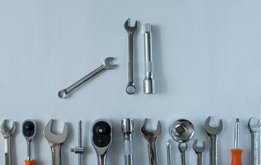 Hafif bir yüzeyde arabayı tamir etmek için bir takım aletler. Yatay yönelim, üst görünüm, seçici odaklanma. Boşluğu kopyala.