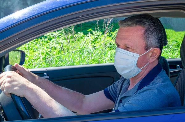 Чоловік Середнього Віку Сидить Кермом Приватного Автомобіля Медичній Масці Дивиться Стокова Картинка