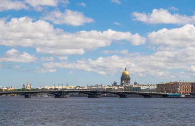 St. Petersburg, Rusya. 21 Haziran 2020. Şehrin merkezindeki Neva Nehri 'nin karşısındaki Kutsal Köprü ve tarihi binaların manzarası. Yatay yönelim, seçici odak.