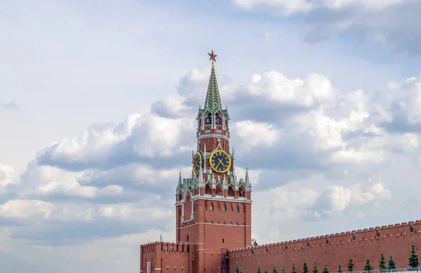 Spasskaja-Turm im Moskauer Kreml mit kuranten Uhren. — Stockfoto