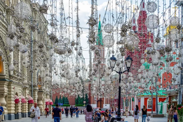 Moskova, Rusya - 25 Haziran 2020. Şehrin tarihi merkezindeki Nikolskaya Caddesi manzarası çelenkler ve dekorun diğer unsurlarıyla süslenmiş. Yatay yönelim, seçici odak.