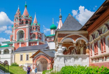 Svenigorod, Moskova Bölgesi, Rusya. 24 Haziran 2020. Müze, Ortodoksluk konsepti. Savvino-Storozhevsky Erkek Manastırı 'nın tarihi binalarının manzarası. Yatay yönelim, seçici odak.