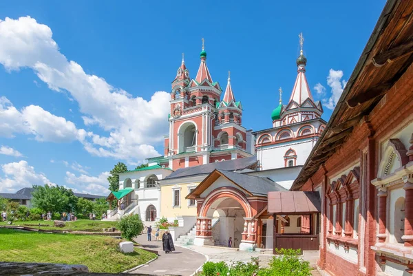 Svenigorod, Moskova Bölgesi, Rusya. 24 Haziran 2020. Müze, Ortodoksluk konsepti. Savvino-Storozhevsky Erkek Manastırı 'nın tarihi binalarının manzarası. Yatay yönelim, seçici odak.