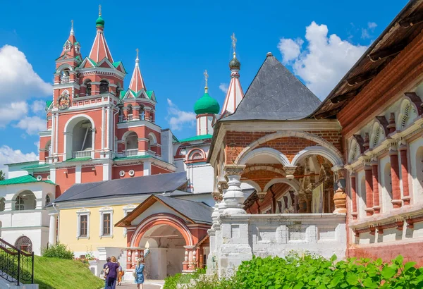 Svenigorod, Moskova Bölgesi, Rusya. 24 Haziran 2020. Müze, Ortodoksluk konsepti. Savvino-Storozhevsky Erkek Manastırı 'nın tarihi binalarının manzarası. Yatay yönelim, seçici odak.