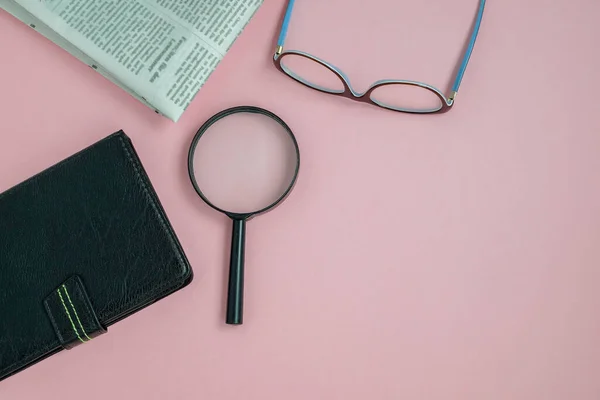 Flat Lay Pink Background Glasses Magnifying Glass Gadget Morning Newspaper — Stock Photo, Image