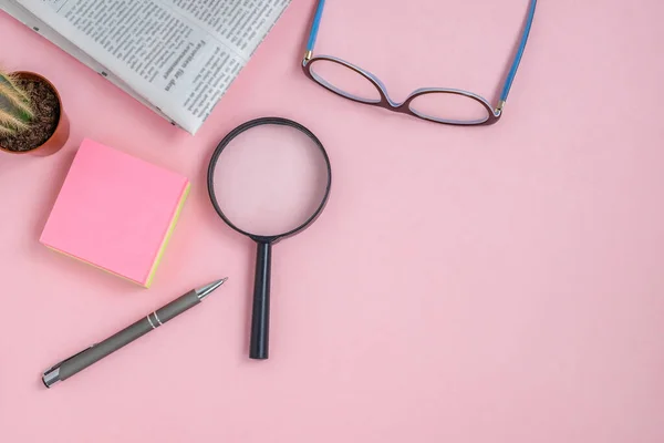 Flach Lag Auf Einem Rosafarbenen Hintergrund Aus Brille Lupe Gadget — Stockfoto