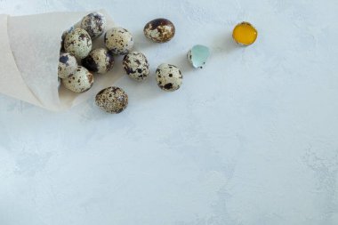 Hafif arka planda bıldırcın yumurtaları olan el işi kağıt çanta.