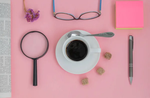 분홍색 배경에 커피를 잔곁들인 일련의 물품들을 클로즈업하 십시오 위에서 선택적 — 스톡 사진