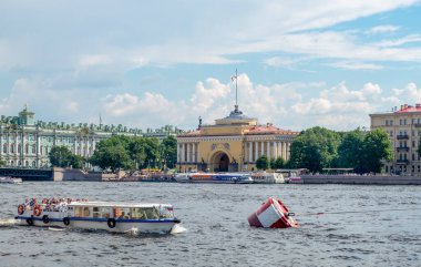 Neva Nehri boyunca Kış Sarayı 'nın ve Deniz Kuvvetleri' nin tarihi binalarının manzarası.