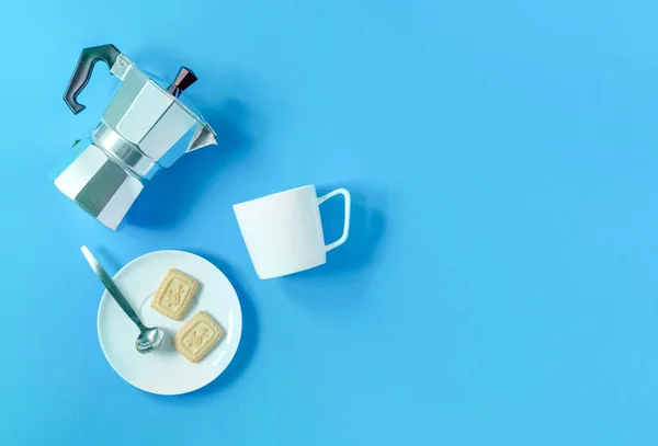 Modrém Pozadí Hliníkový Gejzír Kávovar Bílý Porcelán Pohár Podšálek Cookies — Stock fotografie