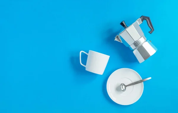 Sur Fond Bleu Trouve Une Cafetière Geyser Aluminium Une Tasse — Photo