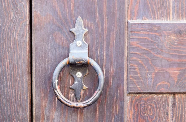 천연목으로 만든 오래 된 문에 있는 빈티지 철문 손잡이 — 스톡 사진