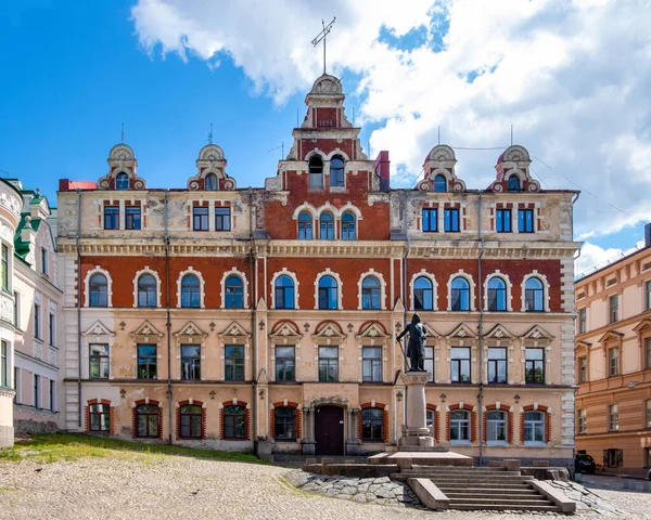 Vyborg, Leningrad bölgesi, Rusya. - 27 Temmuz 2020. Vyborg 'un eski belediye binasının tarihi binası. Yatay yönelim, seçici odak.