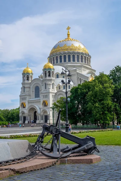 ロシアのサンクトペテルブルク 2020年7月20日 クロンシュタット海軍ニコラス大聖堂の眺め 垂直方向 選択的焦点 — ストック写真