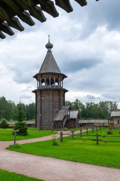 マナー ボゴスラフカ レニングラード地域 ロシア 2020年8月15日 教会の木製の鐘楼のビュー 旧ロシア北部の建築 歴史的復興 地元の観光 — ストック写真