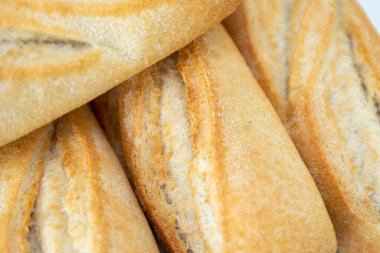 Önplanda bir sürü ekmek var.