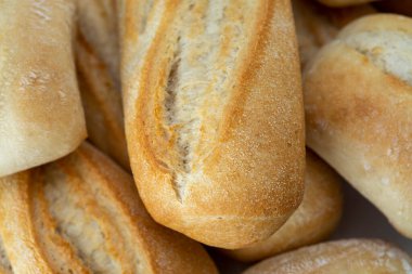 Önplanda bir sürü ekmek var.