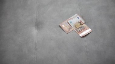 50 ve 100 avroluk banknotlar yavaş yavaş düşüyor.