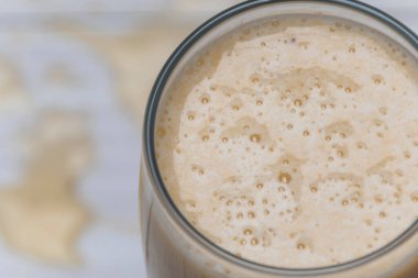 Muzlu milkshake, yulaf ve tarçın bir bardakta, üst manzara, yatay