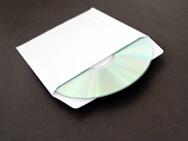 beyaz zarf içinde cd disk stüdyo çekim 