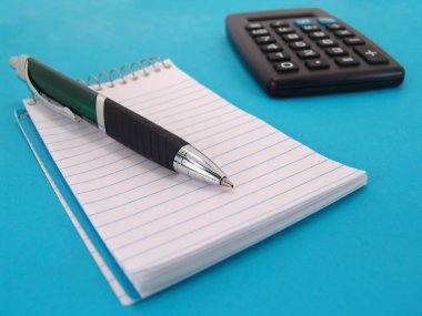 kalem ve hesap makinesi ile ders kitabı kağıt listesi