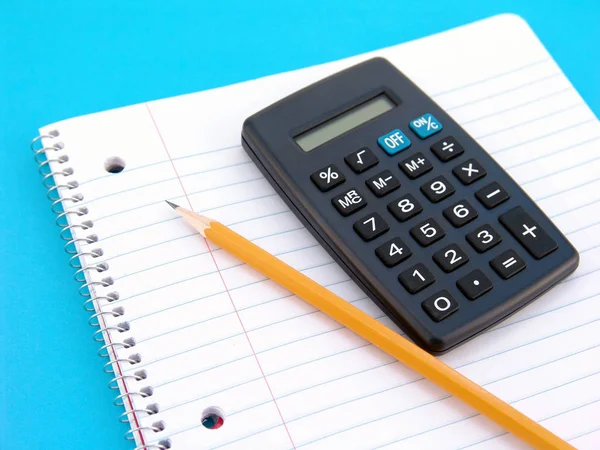 Kalkulačka Pero Přes Linkovaný Papír — Stock fotografie