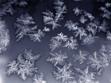 donmuş su buz kristalleri cam yüzeyde oluşturulan