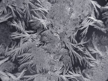 donmuş su buz kristalleri cam yüzeyde oluşturulan